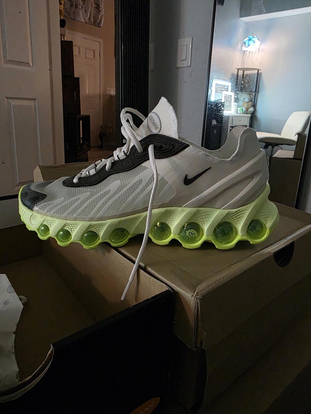 Nike Men’s 8.5 Womens 9.5 White & Neon Green Running Shoes